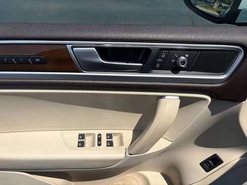 Used 2016 Volkswagen Touareg Sport AWD/4WD image 19