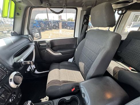 Used 2011 Jeep Wrangler Unlimited Rubicon w/ Connectivity Group AWD/4WD image 14