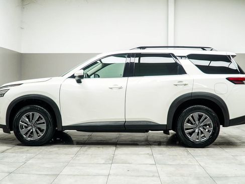 Used 2025 Nissan Pathfinder SV image 9