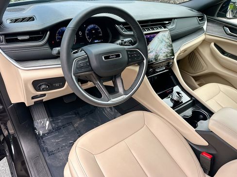 Used 2024 Jeep Grand Cherokee L Limited RWD image 9