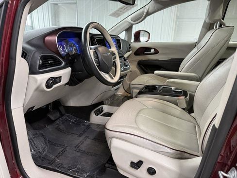 Used 2017 Chrysler Pacifica Limited image 9