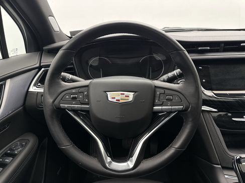 Used 2025 Cadillac XT6 Premium Luxury image 12