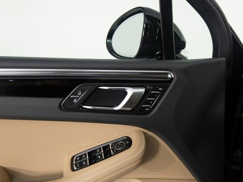 Certified 2025 Porsche Macan AWD/4WD image 19