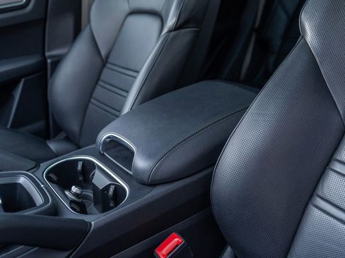 Used 2023 Porsche Cayenne Platinum Edition image 26