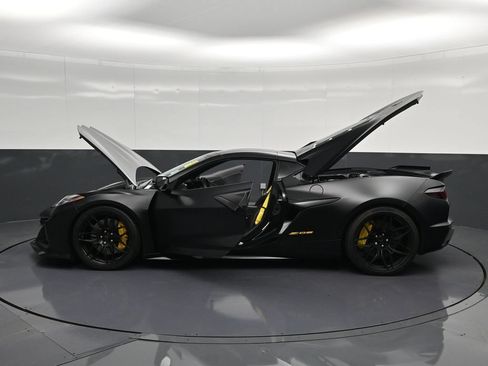 Used 2025 Chevrolet Corvette Z06 RWD image 39