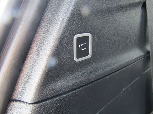 Used 2025 Chrysler Pacifica Limited image 9