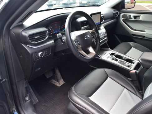 Used 2022 Ford Explorer XLT w/ Equipment Group 202A AWD/4WD image 9