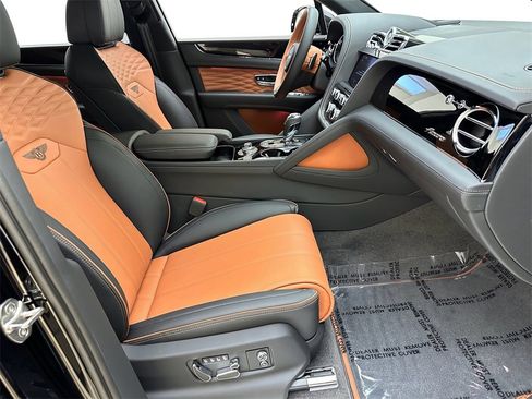 New 2024 Bentley Bentayga image 2
