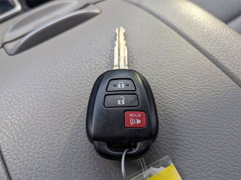 Used 2019 Toyota Highlander LE image 26