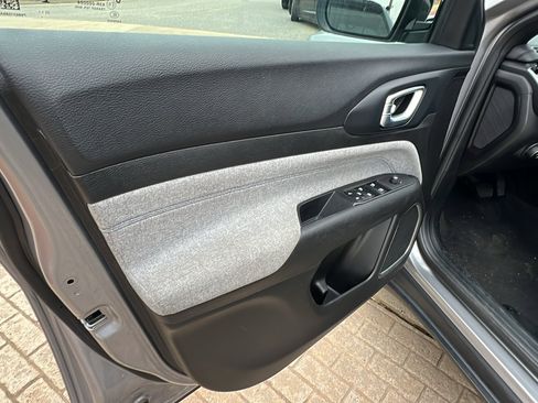 Used 2024 Jeep Compass Latitude image 14