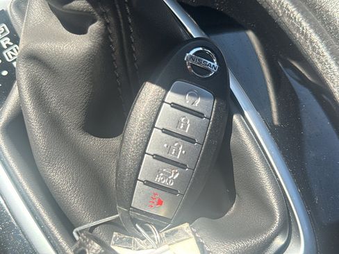 Used 2018 Nissan Rogue SV AWD/4WD image 36