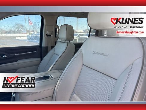 Used 2023 GMC Yukon XL Denali image 8