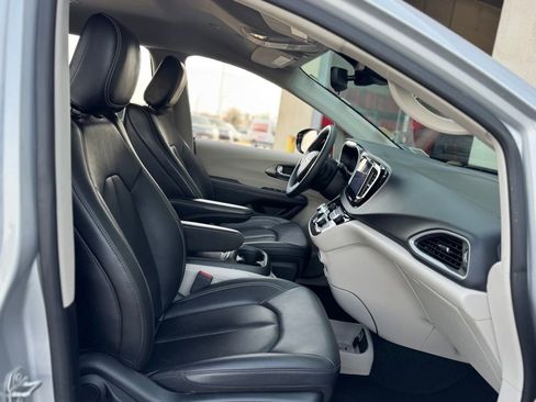 Used 2024 Chrysler Pacifica Touring-L FWD image 28
