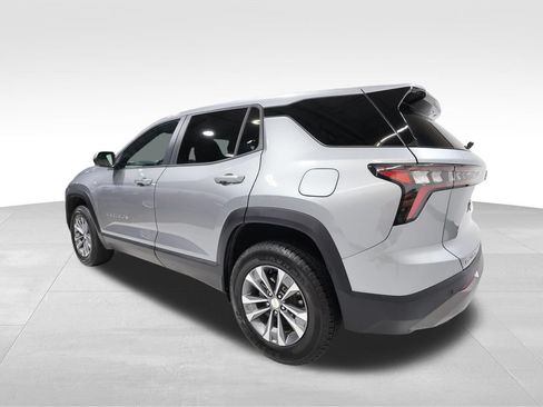 Used 2026 Chevrolet Equinox LT FWD image 2
