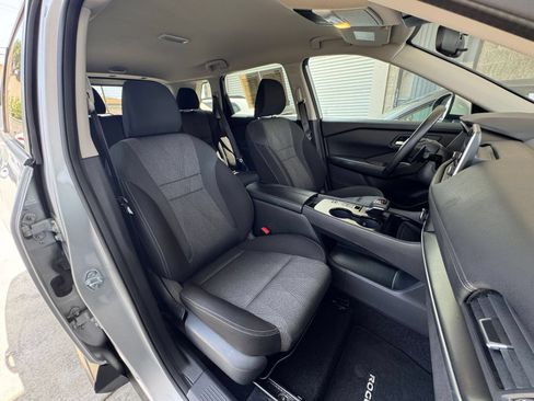Used 2025 Nissan Rogue SV FWD image 33