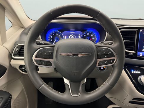 Used 2022 Chrysler Pacifica Touring-L FWD image 15
