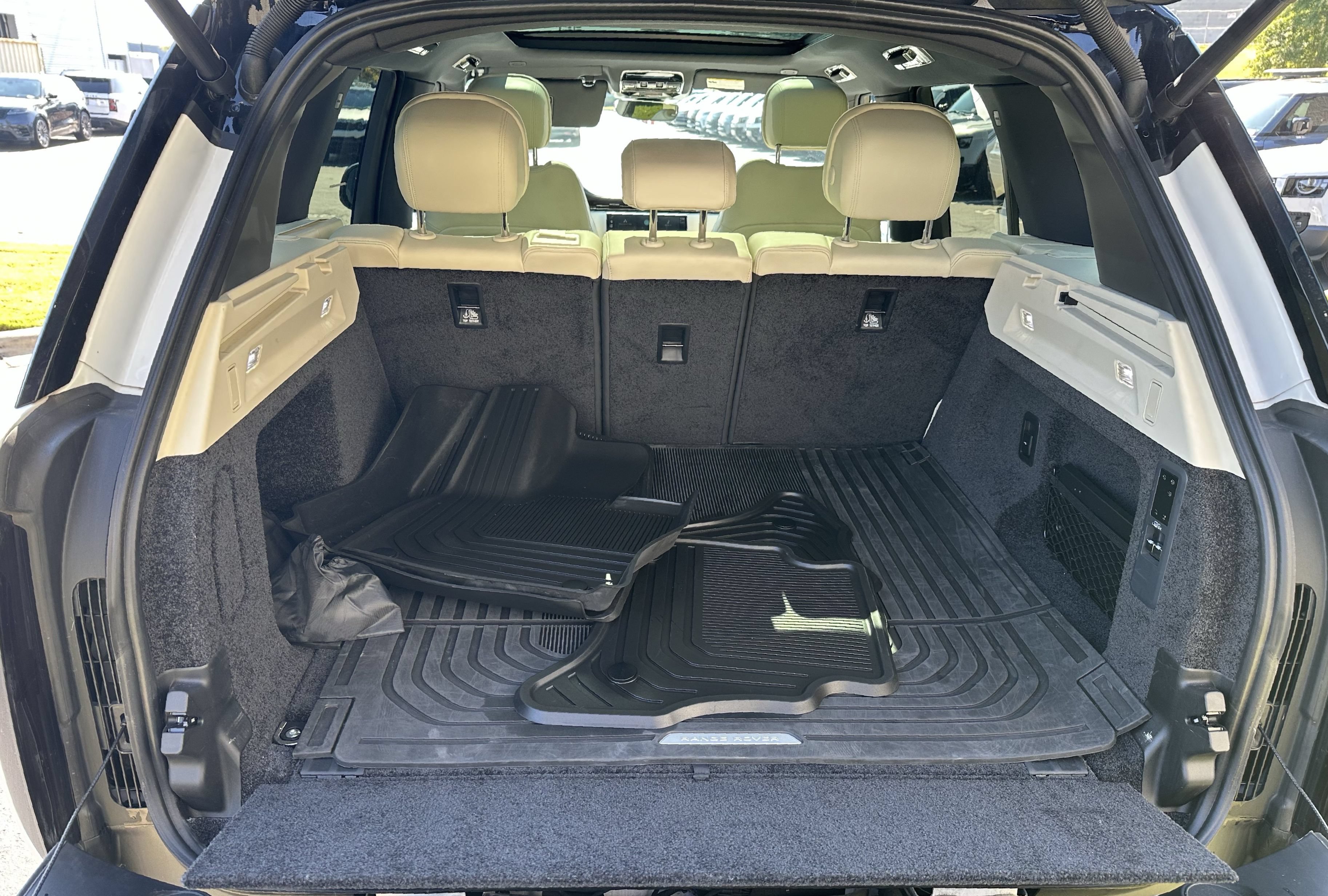 Certified 2025 Land Rover Range Rover SE AWD/4WD image 32