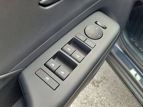 Certified 2025 Hyundai Kona SE image 17