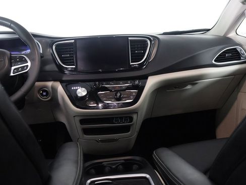 Used 2024 Chrysler Pacifica Touring-L image 33