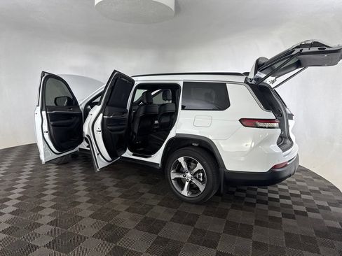 Used 2025 Jeep Grand Cherokee L Limited w/ Luxury Tech Group II AWD/4WD image 18