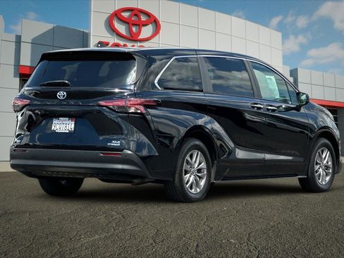 Certified 2022 Toyota Sienna XLE AWD/4WD image 3