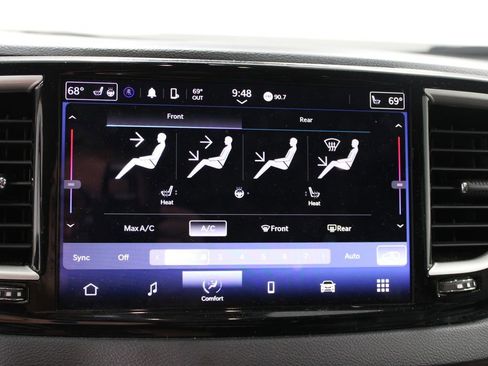 Used 2024 Chrysler Pacifica Touring-L image 33