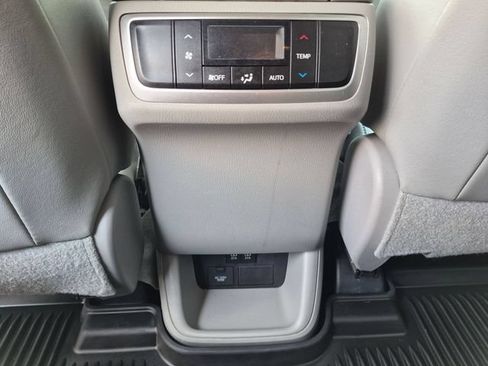 Used 2018 Toyota Highlander XLE AWD/4WD image 19