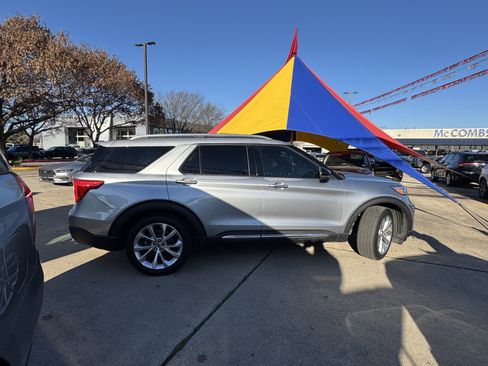 Certified 2022 Ford Explorer Platinum w/ Equipment Group 601A image 4