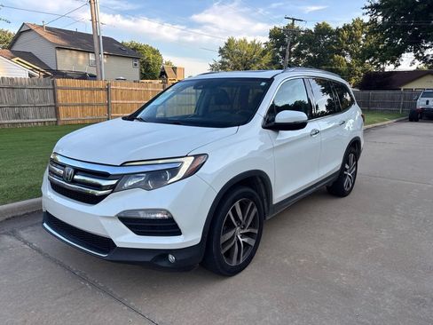 Used 2017 Honda Pilot Touring image 1