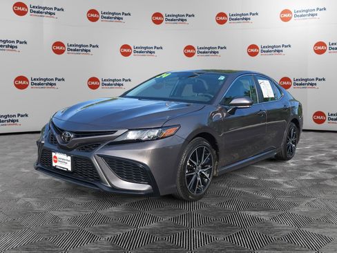 Used 2024 Toyota Camry SE FWD image 3