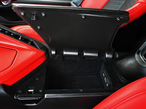 Used 2021 Chevrolet Corvette Stingray Premium Cpe w/ Z51 Performance Package RWD image 20