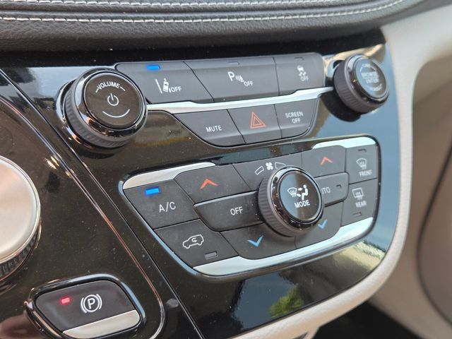 Used 2024 Chrysler Pacifica Limited FWD image 23