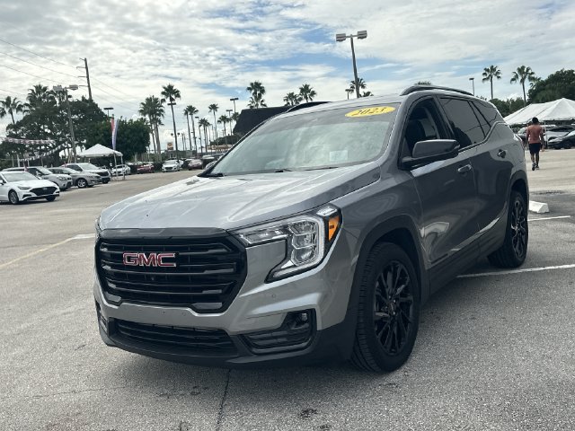 Used 2023 GMC Terrain SLT w/ Tech Package FWD image 2