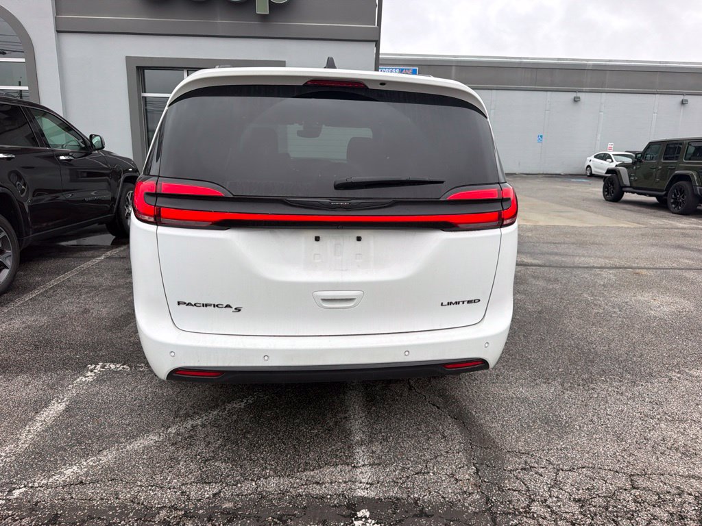 Used 2025 Chrysler Pacifica Limited FWD image 6