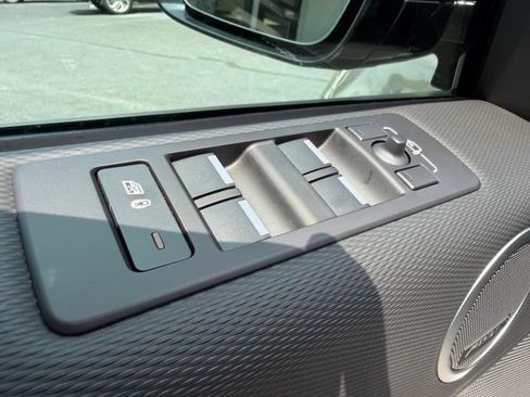 Used 2024 Land Rover Discovery Dynamic SE AWD/4WD image 22