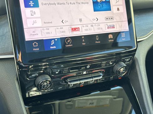 Used 2022 Jeep Grand Cherokee Limited 4xe image 22