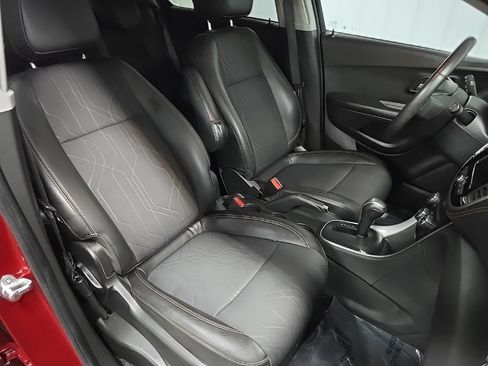 Used 2021 Chevrolet Trax LT w/ LT Convenience Package AWD/4WD image 14