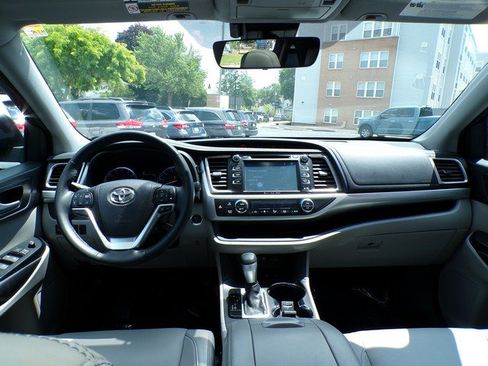 Used 2017 Toyota Highlander XLE AWD/4WD image 9