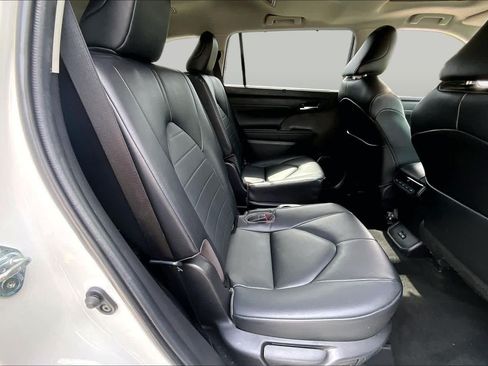 Used 2023 Toyota Highlander XLE FWD image 21