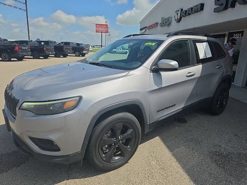 Used 2019 Jeep Cherokee Latitude Plus AWD/4WD image 7