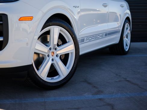 New 2026 Porsche Cayenne E-Hybrid Coupe AWD/4WD image 12