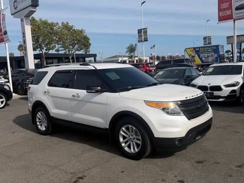 Used 2015 Ford Explorer XLT w/ Equipment Group 202B FWD image 3