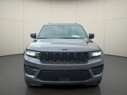 Used 2025 Jeep Grand Cherokee Altitude image 2