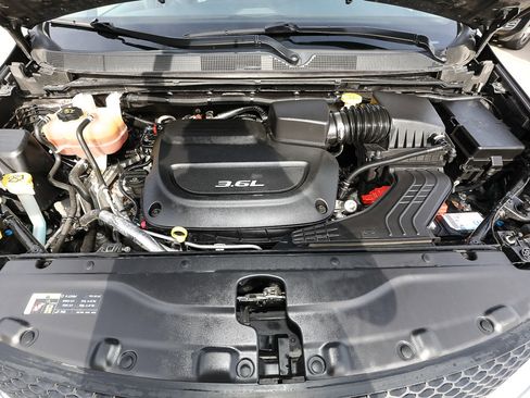 Used 2017 Chrysler Pacifica Touring-L w/ Tire & Wheel Group FWD image 21