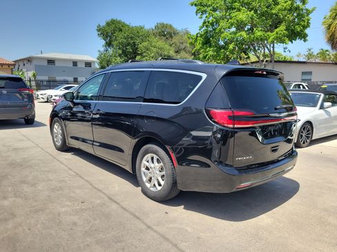 Used 2022 Chrysler Pacifica Touring-L FWD image 5