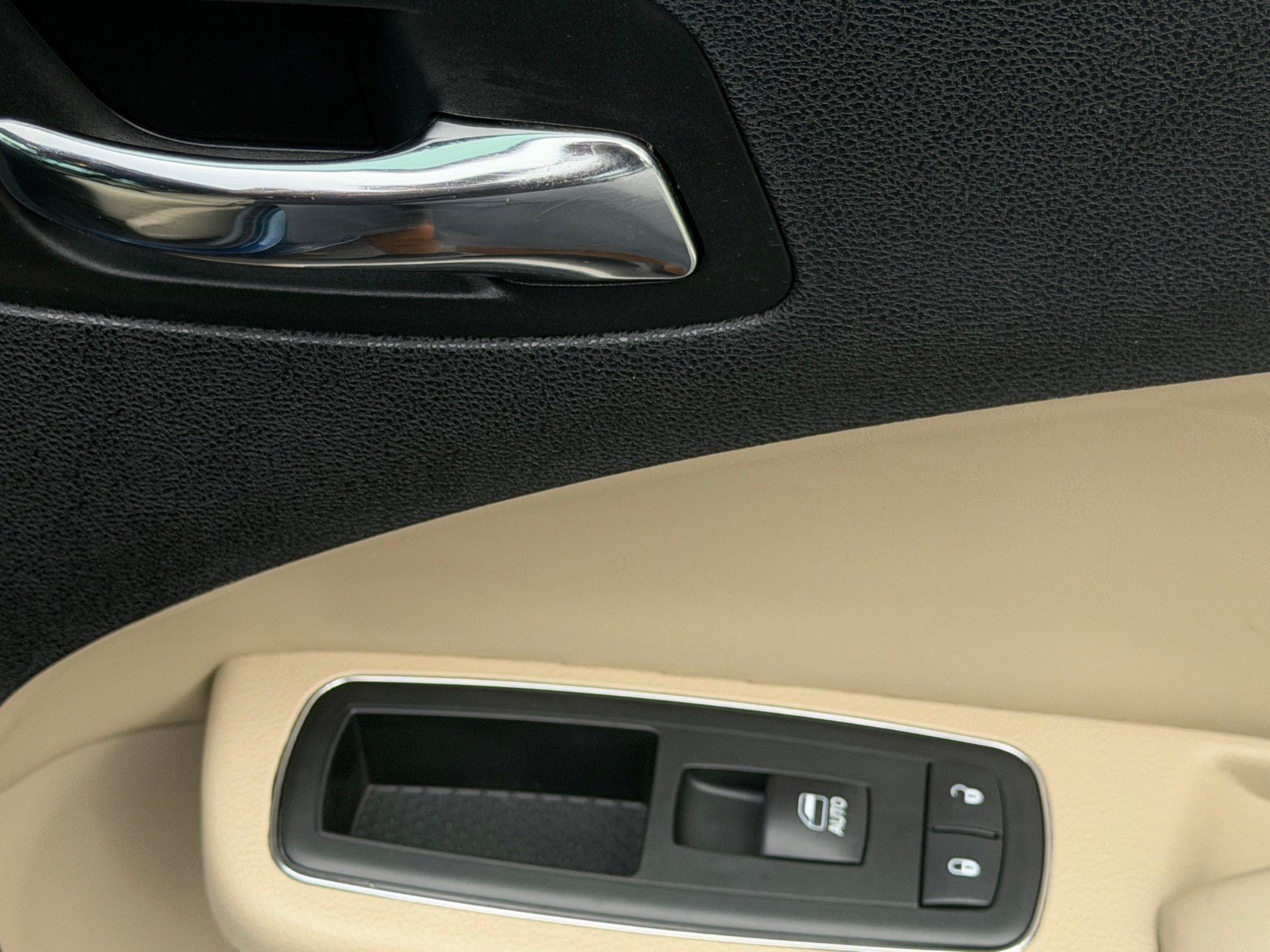 Used 2013 Dodge Charger SE RWD image 9