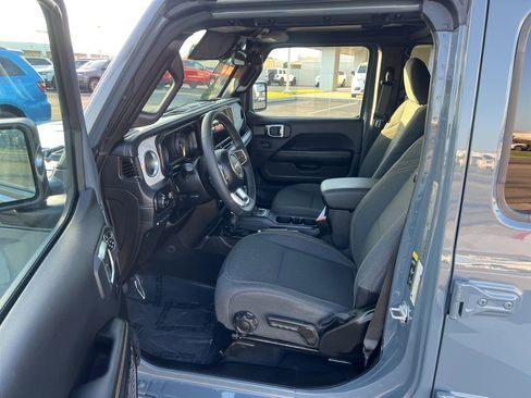 Used 2025 Jeep Wrangler Unlimited Sahara AWD/4WD image 23