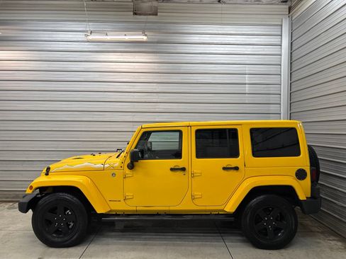 Used 2015 Jeep Wrangler Unlimited Sahara AWD/4WD image 8