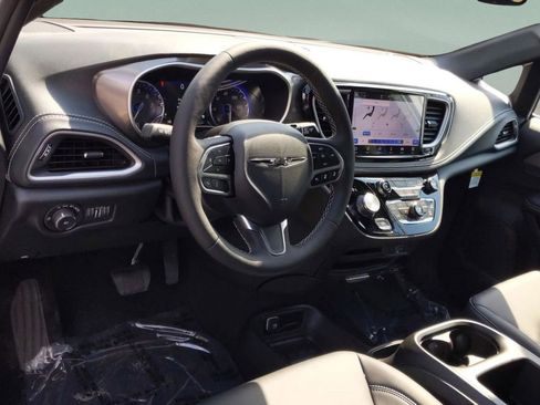 New 2026 Chrysler Pacifica Select image 11