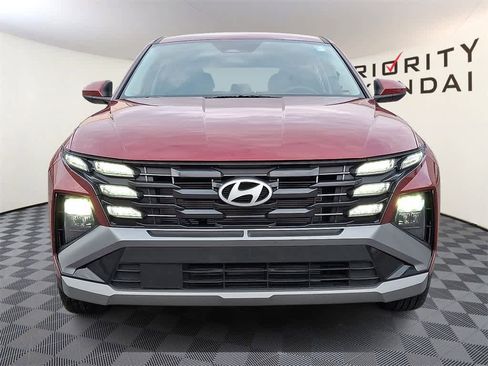 Certified 2025 Hyundai Tucson SE image 2